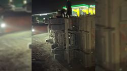 На объездной дороге перевернулся грузовик «Хово»