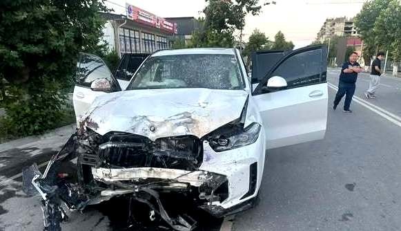 В Манасе разыскивают водителя «BMW X5», который скрылся с места ДТП