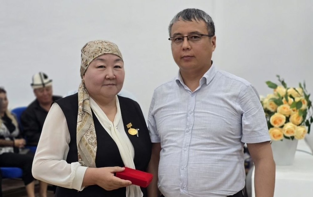 В Кара-Куле наградили сотрудников государственной и муниципальной службы