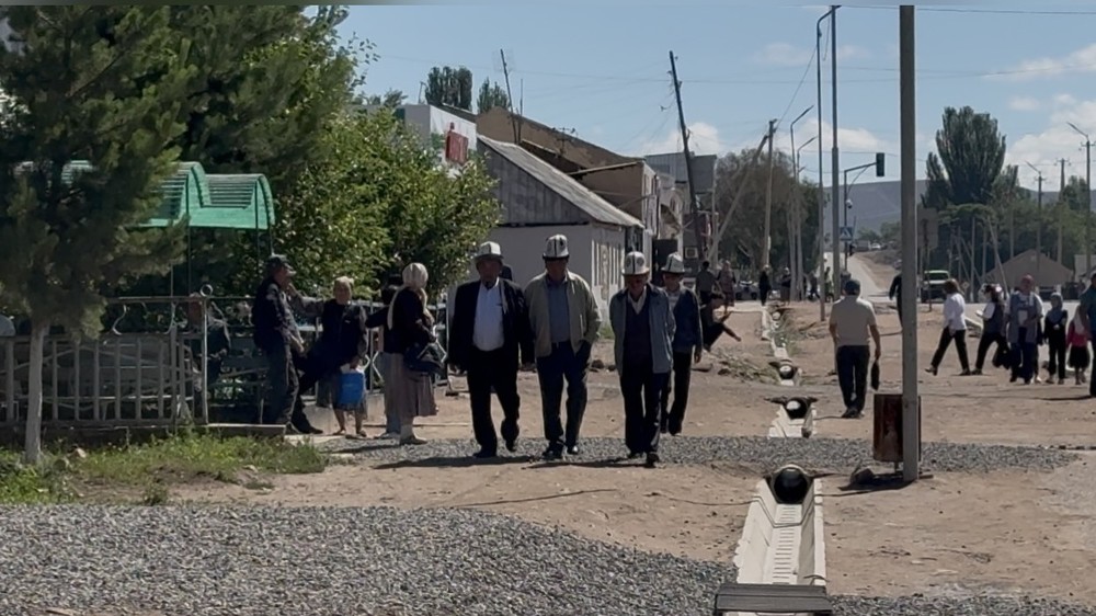 Безработная с высшим образованием, получение паспортов, безопасность на альтернативной дороге — о каких проблемах рассказали жители Жумгала