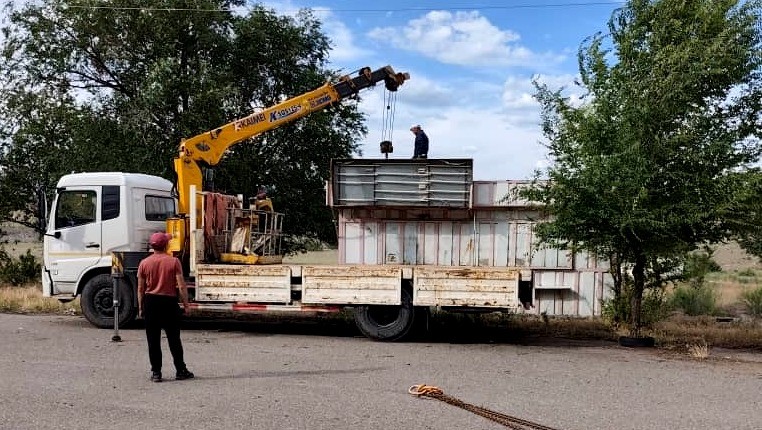 На участке «Холодная вода» в Кемине убрали торговые павильоны