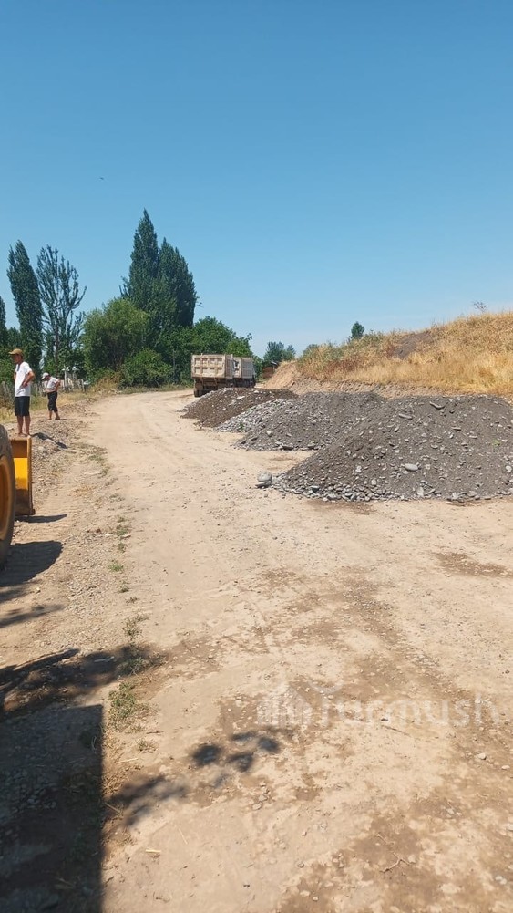 В айылном аймаке Кароол Узгенского района укладывают асфальт на 3-километровом участке дороги