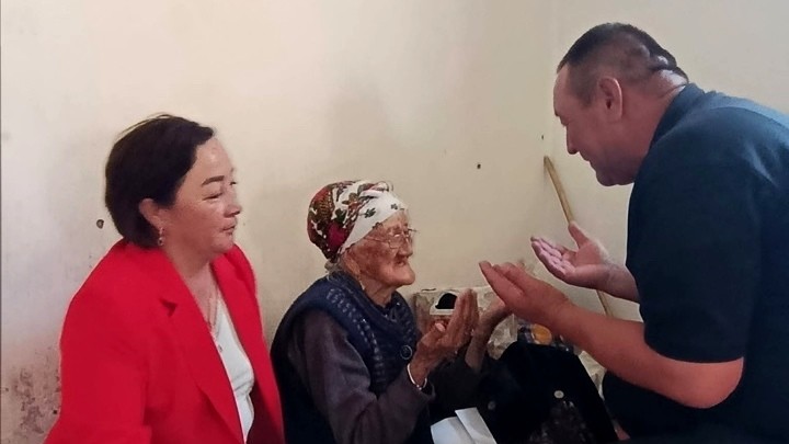 90-летие Чаткальского района: 22 жителям старше 90 лет оказали денежную поддержку
