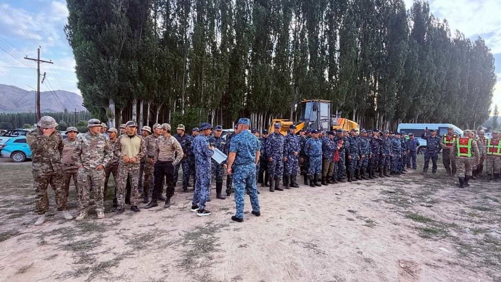 В Таласе во время поисков 15-летнего подростка спасателя унесло течением