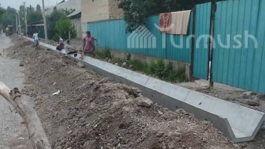 В селе Кароол Узгенского района устанавливают селезащитный лоток протяженностью 305 метров