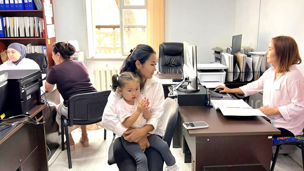 «1200 сомов в месяц независимо от доходов семьи»: В городе Кара-Куль начался прием заявок на пособие «Бала ырысы»