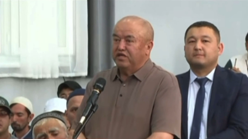 «Почему вы выходите и обращаетесь перед народом?»: Полпред президента раскритиковал директора школы в Ноокате