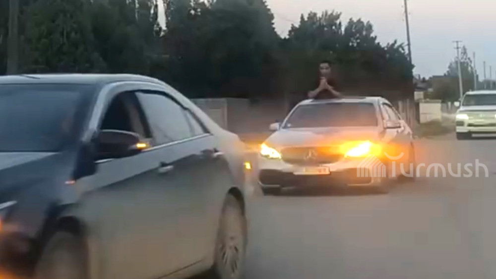 Пассажир ехал в автомобиле, высунувшись из люка: Наказан водитель