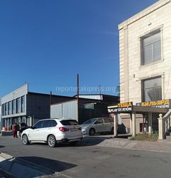 На улице Курманжан Датки «БМВ» проехал по тротуару