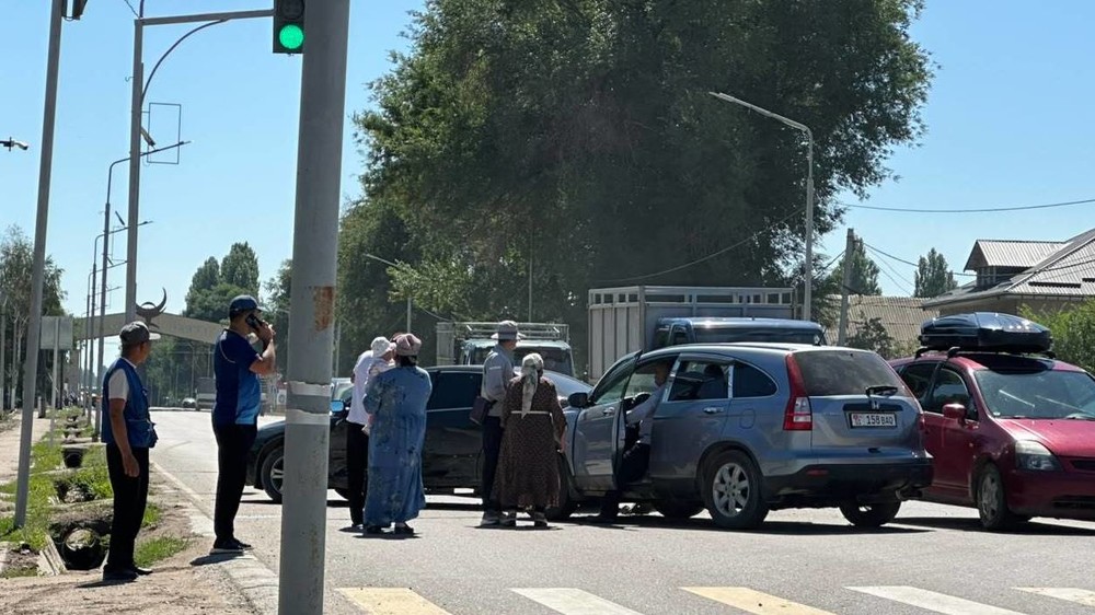 В городе Талас столкнулись два авто: Есть пострадавшие