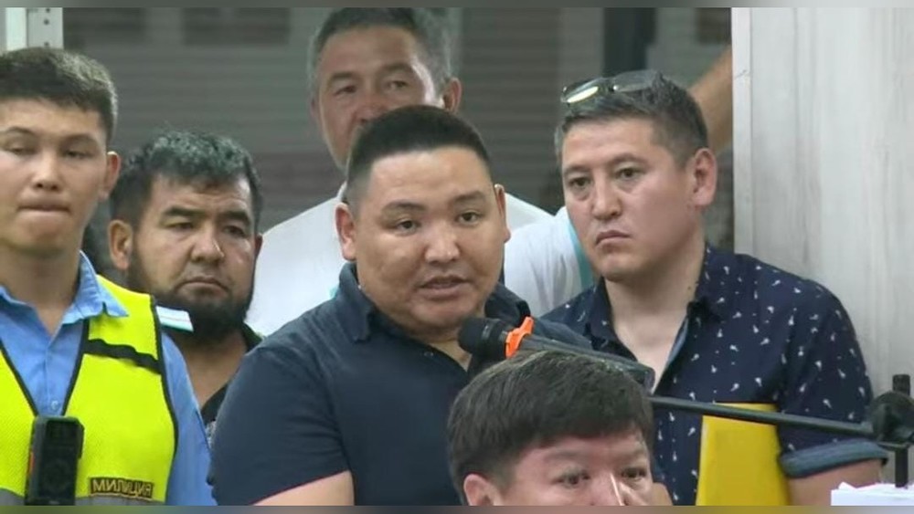 Жители села Айдарбеков Аламединского района обратились к полпреду президента с жалобами на карьер, угрозу обрушения горы и болезни детей