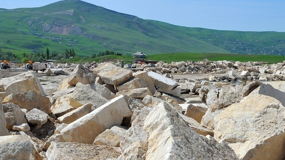 Заброшенные после добычи «сары таш» карьеры в Узгене стали опасны: гибнет скот, появились шакалы