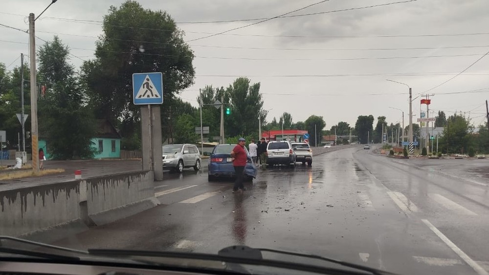 В Московском районе на трассе Бишкек–Кара-Балта столкнулись три автомобиля