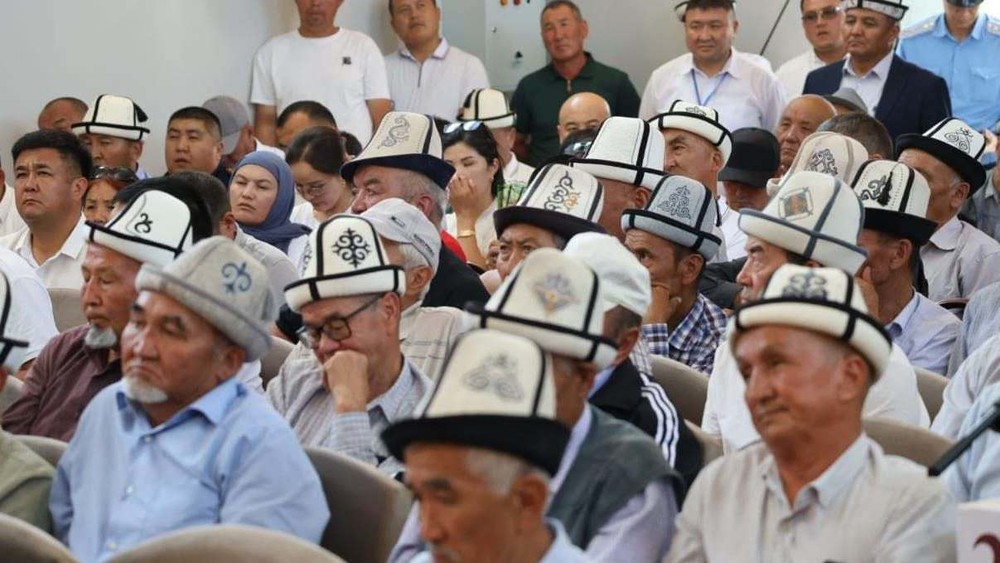 В Узгене компании возят добытый «сары таш» по отремонтированной дороге — представитель Минтранса ответил на жалобы жителей