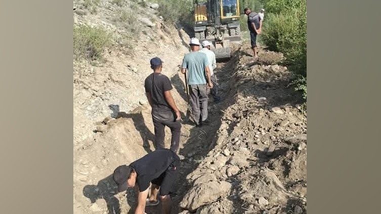 В Баткенской области жители своими силами расчистили засыпанный селем канал