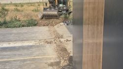 Сзади остановки на проспекте Айтматова выше Масалиева разрушили тротуар