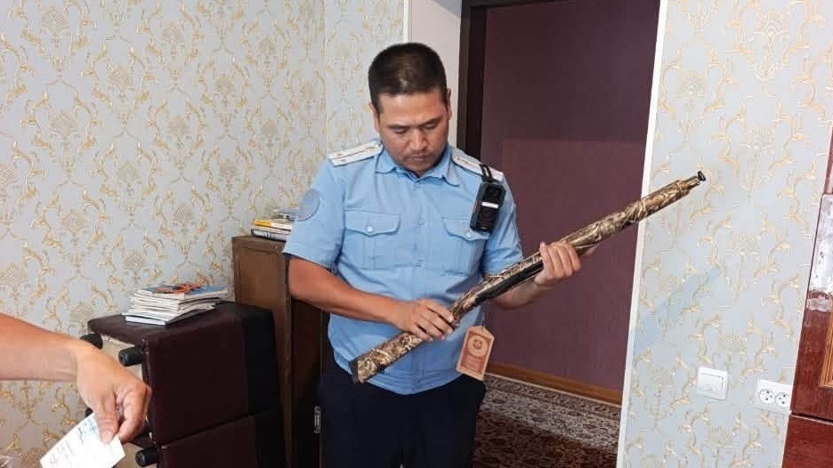 В Сузаке гражданин добровольно сдал огнестрельное оружие