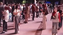 В 10 вечера нет автобусов, толпа людей на остановке. Видео