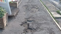На улице Мамбетова разбитый тротуар. Житель просит сделать ремонт