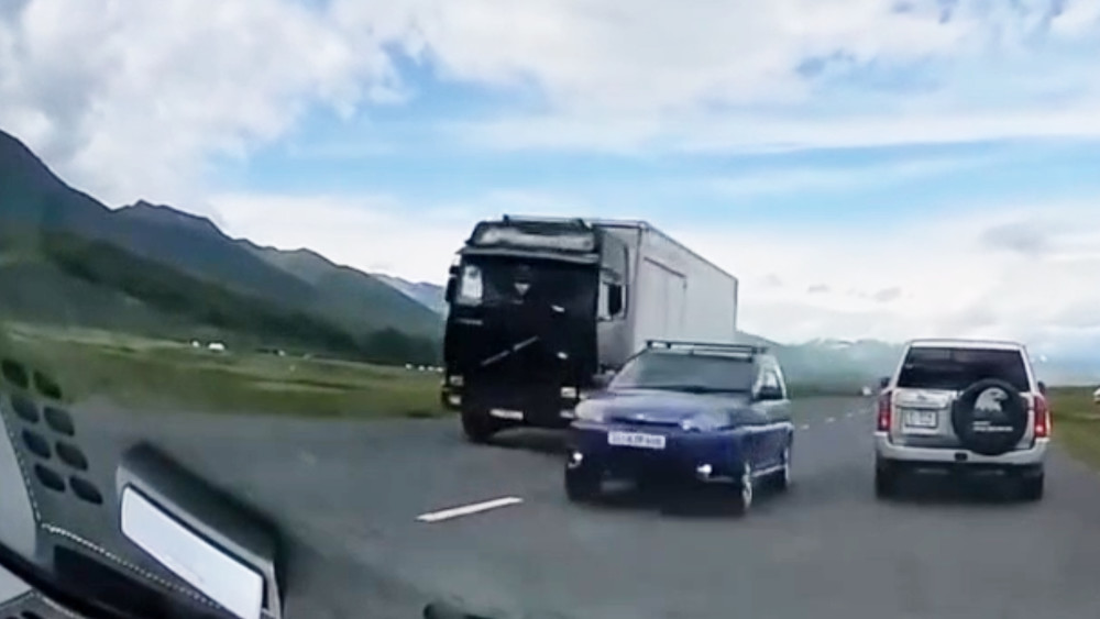 Опасный обгон грузовика в Суусамыре попал на видео