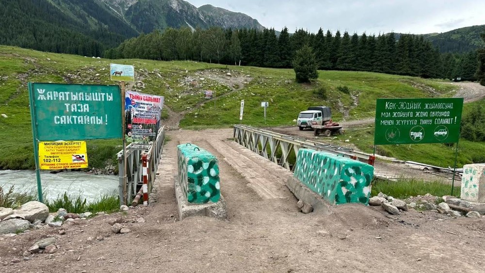 На дорогу к жайлоо Кок-Жайык Джети-Огузского района установили шлагбаум, ограничив въезд автомобилей