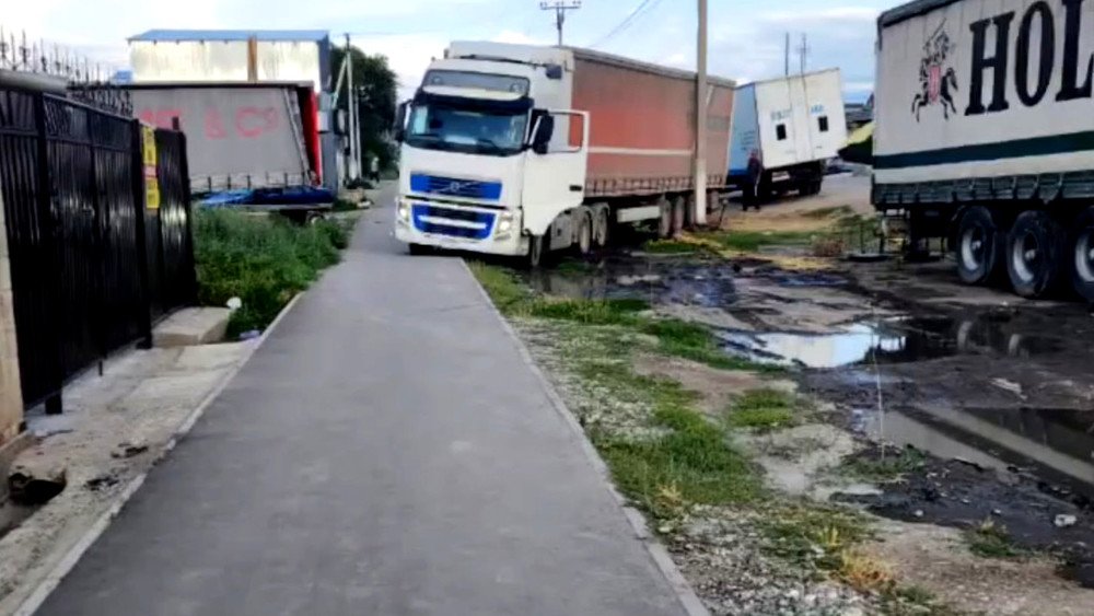 Водителя фуры оштрафовали за разрушение нового тротуара в городе Талас