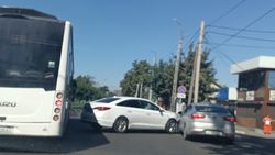 На Жибек Жолу—Суюмбаева столкнулись машины, из-за этого на месте пробки