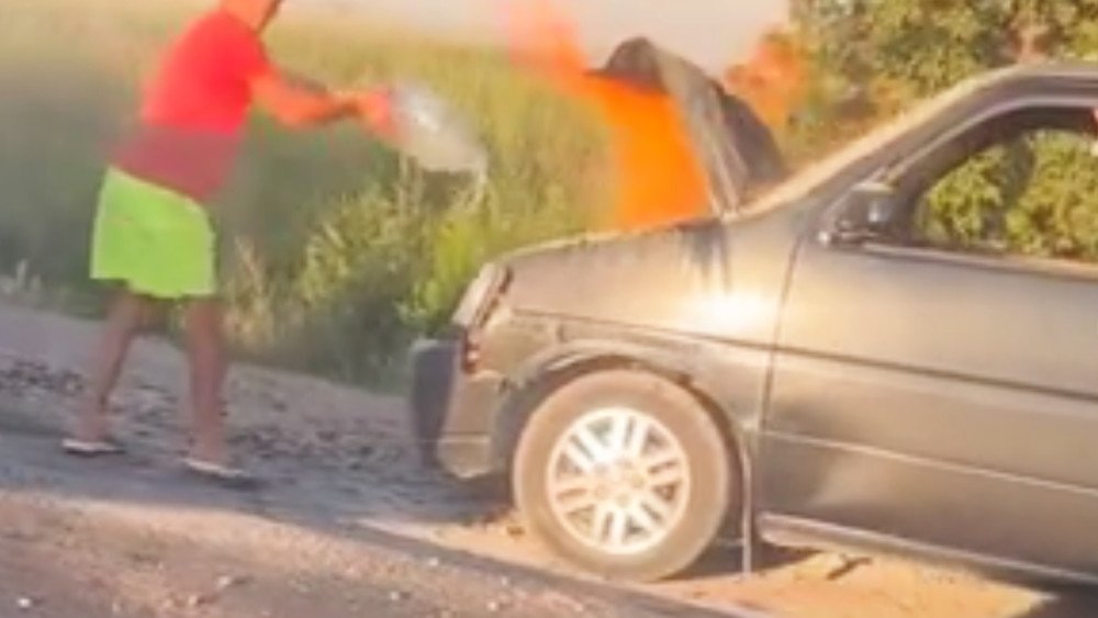 На объездной дороге загорелся автомобиль: очевидцы сняли видео