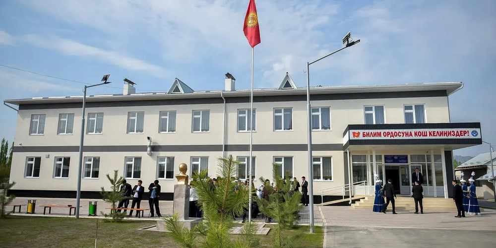 В Араванском районе новый корпус школы имени Шарипова на 250 мест закрыт после официального открытия