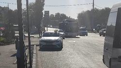 На выделенной полосе для автобусов у восточного автовокзала стоят машины