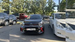 Машины припаркованы⁠ на тротуаре по Медерова—Абая, блокируя заезд
