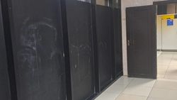 Наружное остекление в мужском туалете аэропорта города Ош сломано
