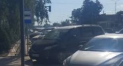 В центре Чолпон-Аты машины паркуются на автобусной остановке. Горожанин просит местную милицию принять меры
