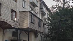 В доме на Малдыбаева самовольно установлен балкон, который портит облик дома, - житель