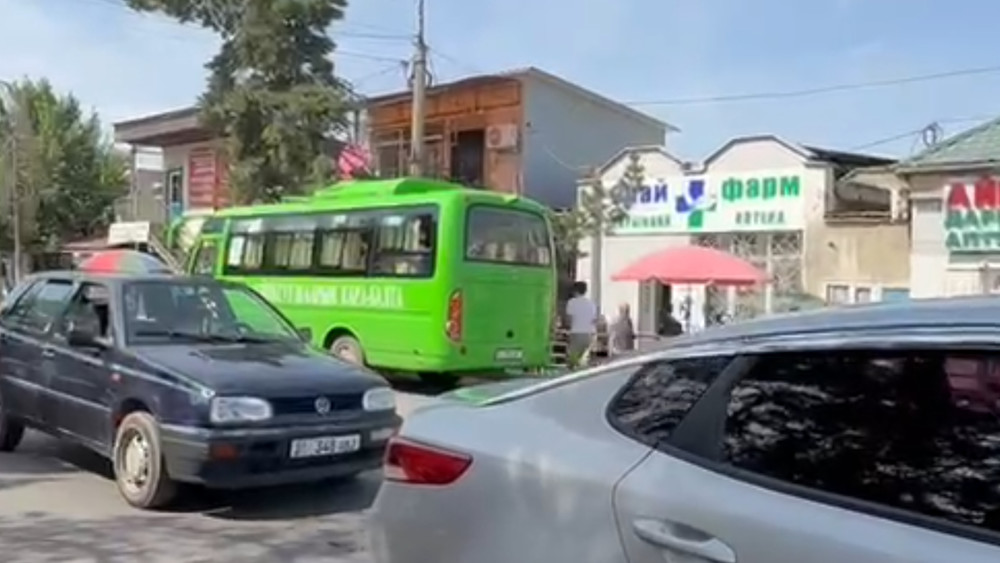 Водители и пассажиры просят установить остановку возле Нижнего рынка в Кара-Балте