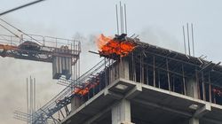 В 6 мкр пожар на верхних этажах строящегося здания