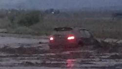 В селе Баш-Кайынды Нарынской области с гор сошел сель, который унес машину с пассажирами