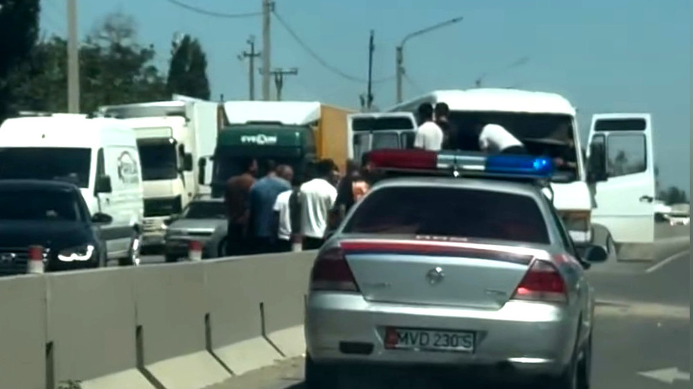В Александровке грузовик врезался в отбойник на трассе Бишкек–Кара-Балта