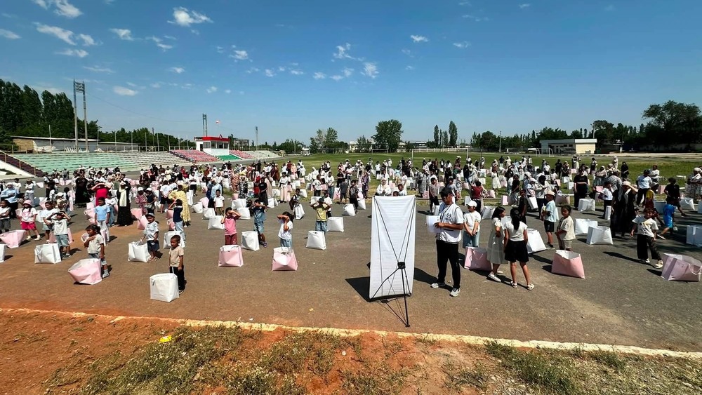 В Баткенской области 460 детей из нуждающихся семей получили одежду