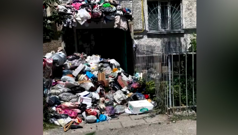 Из квартиры в многоэтажке Оша вывезли 4,5 тонны мусора