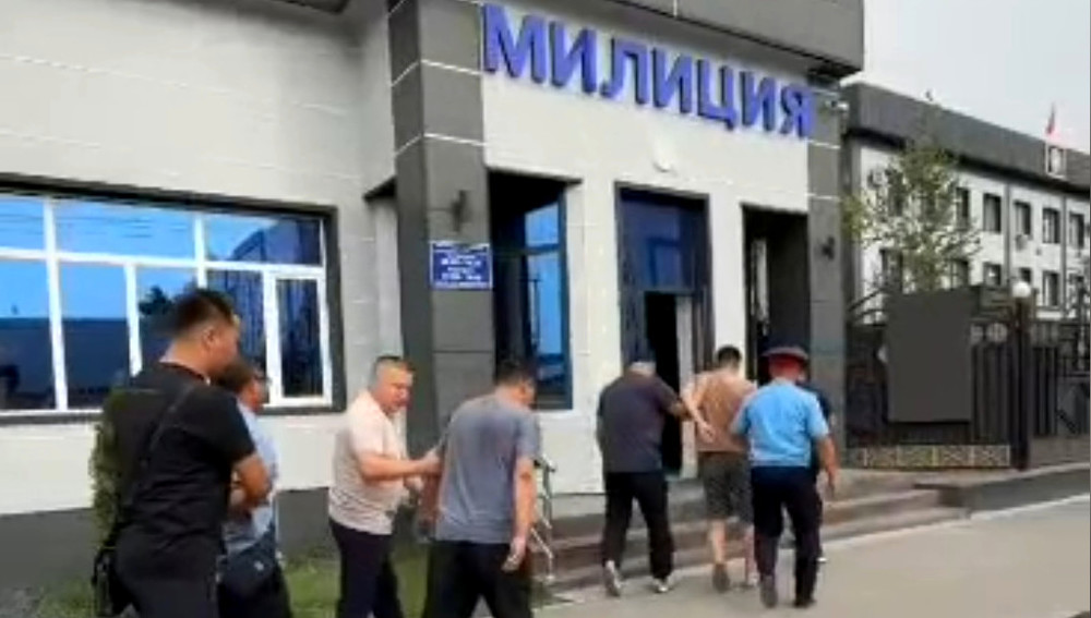 В городе Манас произошел конфликт между местными жителями и иностранцами: Последние доставлены в милицию