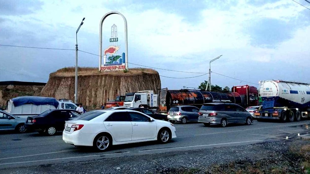 Сели в городе Кочкор-Ата затруднили движение автотранспорта