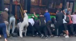 Возле школы №9 в Бишкеке ребенок попал под колеса автобуса. Видео