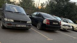 Во дворе дома на Фучика стоят 3 бесхозные машины, - житель