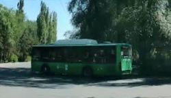 Автобус №243 проехал перекресток на красный свет