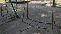 В парке на Республиканской—Победы сломаны качели и горка