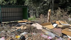 Возле дома №30 в 8 мкр скопился мусор на земле
