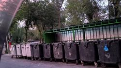 В 8-мкр мусорные баки стоят вдоль проезжей части вместо специальной площадки. Видео
