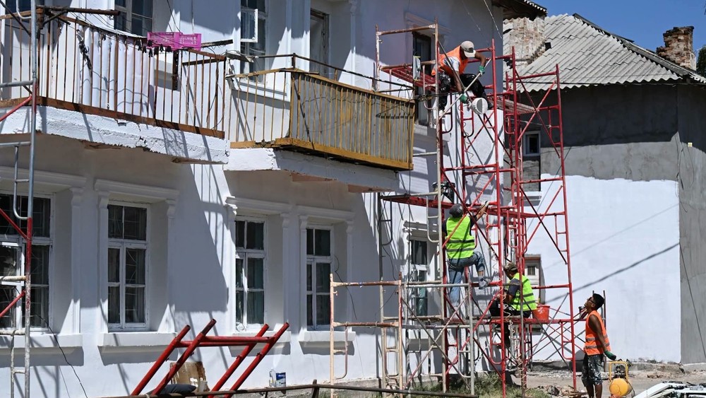 В Таласе к 35-летию независимости Кыргызстана обновляют 70 домов и госучреждения