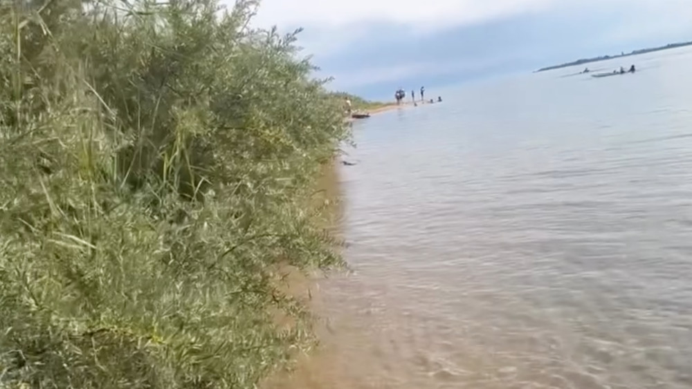 Вода вернулась на пересохший берег Иссык-Куля — видео из Чолпон-Аты